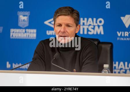 Crystal Palace Manager Oliver Glasner hält seine Pressekonferenz während des Premier League-Spiels zwischen Ipswich Town und Crystal Palace in der Portman Road, Ipswich, am Dienstag, den 3. Dezember 2024. (Foto: David Watts | MI News) Credit: MI News & Sport /Alamy Live News Stockfoto