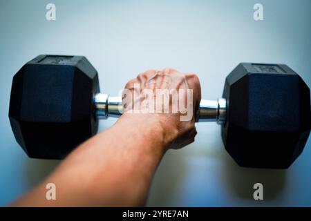 Nahaufnahme der Hand der Frau, die die Hantel hält Stockfoto