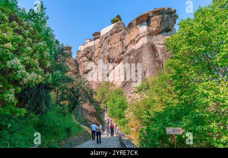 Menschen wandern den Weg von Kalambaka zum Kloster der Heiligen Dreifaltigkeit (alias Agia Triada) in Meteora, Thessalien, Griechenland. Stockfoto