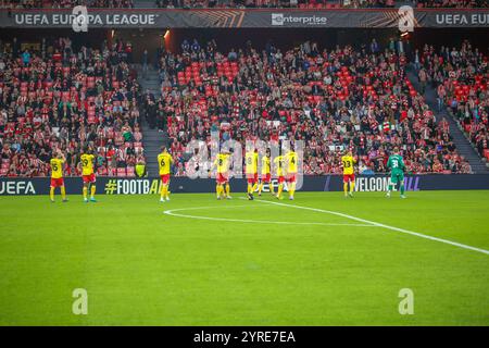 Bilbao, Spanien. November 2024. IF Elfsborg-Spieler begrüßen ihre Fans beim fünften Spiel der UEFA Europa League 2024-25 zwischen Athletic Club und IF Elfsborg am 28. November 2024 im San Mamés Stadion in Bilbao, Spanien. (Foto: Alberto Brevers/Pacific Press/SIPA USA) Credit: SIPA USA/Alamy Live News Stockfoto