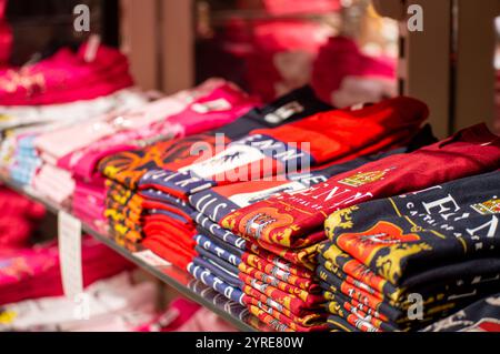 WIEN, ÖSTERREICH - 19. JULI 2024: Souvenirladen in Wien, Österreich am 19. Juli 2024 Stockfoto