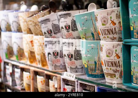 WIEN, ÖSTERREICH - 19. JULI 2024: Souvenirladen in Wien, Österreich am 19. Juli 2024 Stockfoto