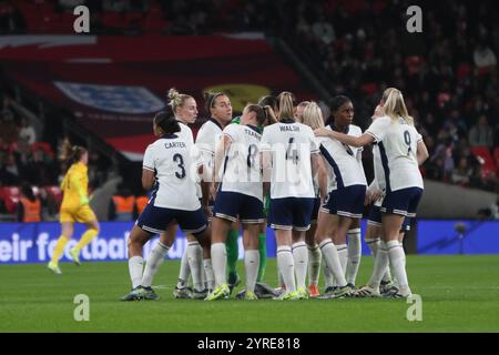 England Team Huddle England gegen USA Wembley Stadium London Lionesses England Women's Football Team 30 November 2024 Stockfoto