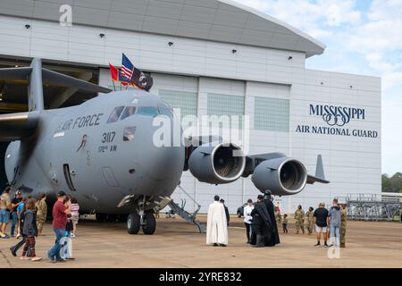 Flieger und ihre Familien aus dem 172. Luftstrafflügel genießen die Feierlichkeiten während des Familientages am 2. November 2024 im 172. Luftstrafflügel der Mississippi Air National Guard. Family Day ist ein basisweites Event, das jährlich vom 172. AW veranstaltet wird, bei dem Airmen und ihre Familien unter anderem an einer Vielzahl von Speisen und Spielen teilnehmen, die Basis besichtigen und einen Spaziergang durch einen C-17 Globemaster III machen können. (Foto der U.S. Air National Guard von Tech. Sgt. Vanessa Rivera) Stockfoto