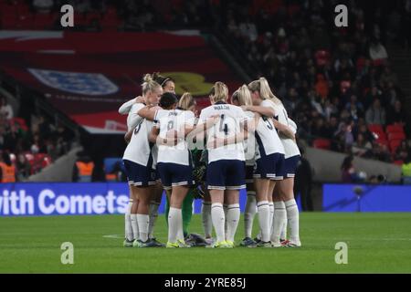 England Team Huddle England gegen USA Wembley Stadium London Lionesses England Women's Football Team 30 November 2024 Stockfoto