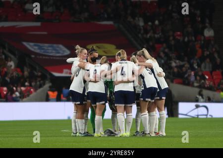 England Team Huddle England gegen USA Wembley Stadium London Lionesses England Women's Football Team 30 November 2024 Stockfoto