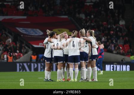 England Team Huddle England gegen USA Wembley Stadium London Lionesses England Women's Football Team 30 November 2024 Stockfoto