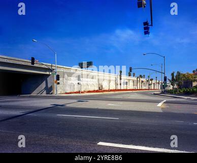 Schöne Betonwand für eine Autobahnüberführung. Neubau in Riverside, Kalifornien, USA, ca. 2. April 2004. Stockfoto