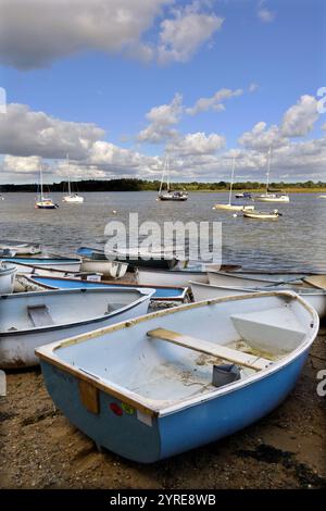 Ausschreibungen an Land und Segelboote auf schwungvollen Bojen, River deben, Waldringfield, suffolk, england Stockfoto