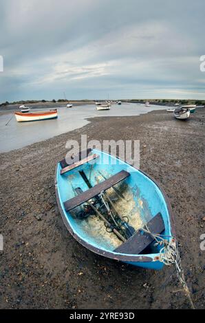 Schlauchboot bei Ebbe, burnham Ovar, norfolk, england Stockfoto