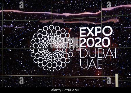 DUBAI, VAE - 21. FEBRUAR 2019: Schild Dubai Expo 2020, wie auf einem Bildschirm am Dubai International Airport zu sehen. Stockfoto