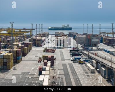 Triest, Italien - 29. Juni 2024: Handelshafen. Container Marine Terminal mit Stapeln der Boxen und Betriebsverwaltungsgebäude. Ulusoy Fähre Stockfoto