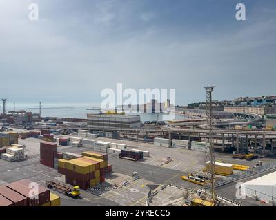 Triest, Italien - 29. Juni 2024: Handelshafen. Container Marine Terminal mit Stapeln der Boxen und Betriebsverwaltungsgebäude. Autobahn nach po Stockfoto