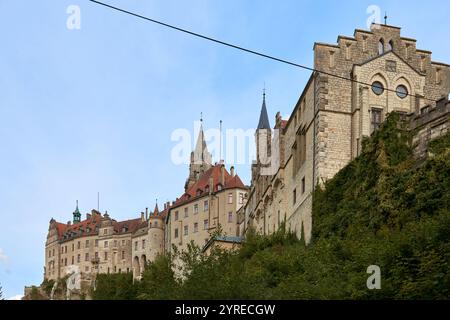 Majestätisches Schloss Sigmaringen auf einer zerklüfteten Klippe über der beschaulichen Donau: Die historische Residenz Hohenzollern zeigt mittelalterliche Architektur und königliches C Stockfoto