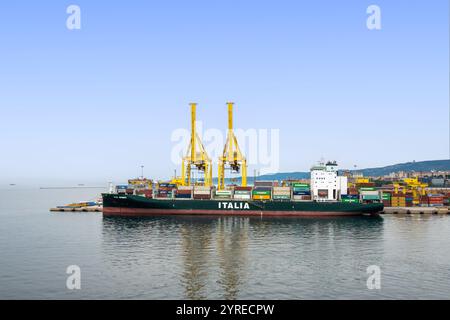 Triest, Italien - 29. Juni 2024: Containerschiff Ital Bonny im Handelshafen, auf Kaianlagen und Kistenstapeln Stockfoto