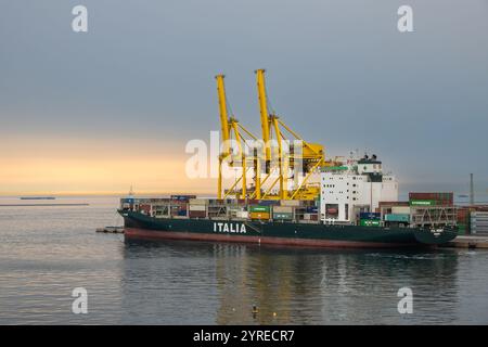 Triest, Italien - 29. Juni 2024: Containerschiff Ital Bonny im Handelshafen, auf Kaianlagen und Kistenstapeln Stockfoto