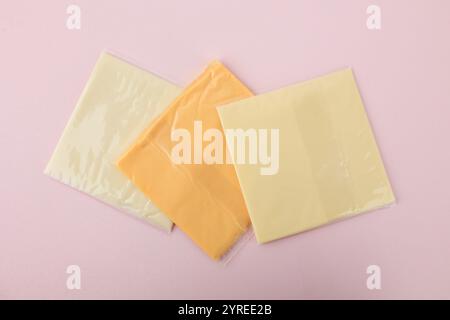 Dreifarbiger, quadratischer Käse mit Einzelverpackung aus Kunststoff Stockfoto