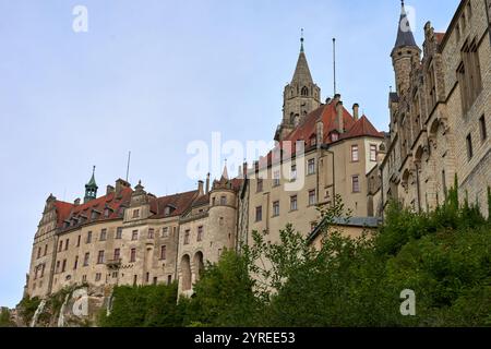 Majestätisches Schloss Sigmaringen auf einer zerklüfteten Klippe über der beschaulichen Donau: Die historische Residenz Hohenzollern zeigt mittelalterliche Architektur und königliches C Stockfoto