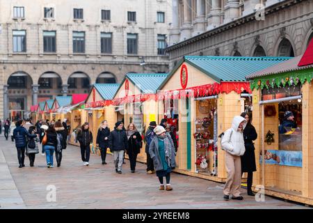 Mailand, Italien - 18.12.2022: Besucher schlendern durch die Verkaufsstände im Stadtzentrum Stockfoto