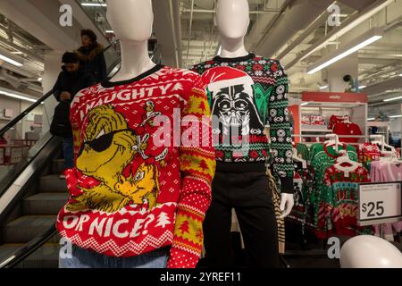 Der Target Manhattan Herald Square bietet eine große Auswahl an saisonalen Waren, 2024, New York City, USA Stockfoto