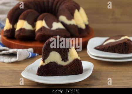 Schoko-Bundt-Kuchen mit Cream Cheese Füllung in Scheiben schneiden Stockfoto