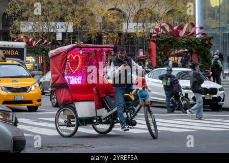 Pedicabs bieten zusätzliche Transportmöglichkeiten für Touristen in Midtown manhattan. 2024, NYC, USA Stockfoto