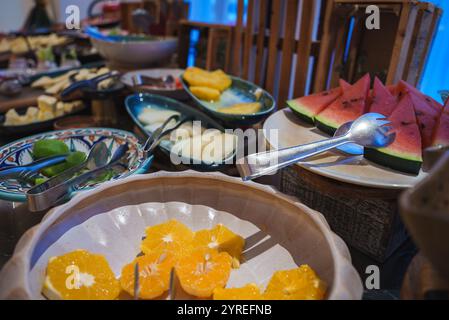 Lebhaftes Buffet mit marokkanischem Design in Marrakesch Stockfoto