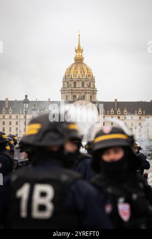 Paris, Frankreich. Dezember 2024. Das Gebäude des Hotel des Invalides wurde im Hintergrund während der Demonstration der französischen Taxifahrer gesehen. Am zweiten Tag der Demonstrationen von Taxifahrern in Frankreich blockierten Dutzende von Fahrzeugen die Straßen in der Nähe der Nationalversammlung, um an der Esplanade des Invalides in Paris zu protestieren. Die Arbeiter fordern die Aufgabe der Maßnahmen, die den Taxi-Transport für die Patienten bedrohen, bekämpfen den illegalen Wettbewerb, fördern Taxis als einen wesentlichen öffentlichen Dienst. Quelle: SOPA Images Limited/Alamy Live News Stockfoto