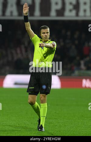 Salerno, Italien. Dezember 2024. Federico La Penna war Schiedsrichter bei der Serie B BKT zwischen US Salernitana 1919 und Carrarese Calcio am 1. Dezember 2024 in Salerno, Italien. (Foto: Agostino Gemito/Pacific Press/SIPA USA) Credit: SIPA USA/Alamy Live News Stockfoto