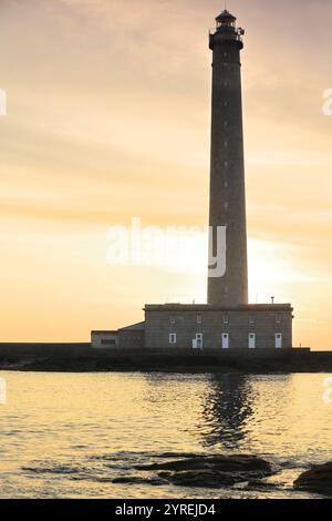 061 farbenprächtiger Sonnenaufgang über dem Leuchtturm Phare de Gatteville und Semaphore, mit 75 Metern zweithöchster im ganzen Land. Barfleur-Normandie-Frankreich. Stockfoto