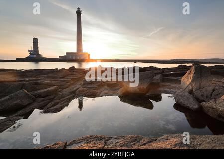 063 farbenprächtiger Sonnenaufgang über dem Leuchtturm Phare de Gatteville und Semaphore, mit 75 Metern zweithöchster im ganzen Land. Barfleur-Normandie-Frankreich. Stockfoto