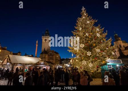 Prag, Tschechische Republik. Dezember 2024. Blick auf einen beleuchteten Weihnachtsbaum auf dem traditionellen Weihnachtsmarkt auf dem Altstädter Ring in Prag. (Foto: Tomas Tkacik/SOPA Images/SIPA USA) Credit: SIPA USA/Alamy Live News Stockfoto