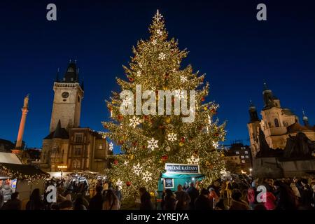 Prag, Tschechische Republik. Dezember 2024. Blick auf einen beleuchteten Weihnachtsbaum auf dem traditionellen Weihnachtsmarkt auf dem Altstädter Ring in Prag. (Foto: Tomas Tkacik/SOPA Images/SIPA USA) Credit: SIPA USA/Alamy Live News Stockfoto