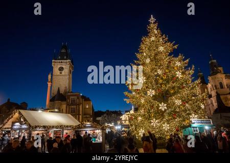 Prag, Tschechische Republik. Dezember 2024. Blick auf einen beleuchteten Weihnachtsbaum auf dem traditionellen Weihnachtsmarkt auf dem Altstädter Ring in Prag. (Foto: Tomas Tkacik/SOPA Images/SIPA USA) Credit: SIPA USA/Alamy Live News Stockfoto