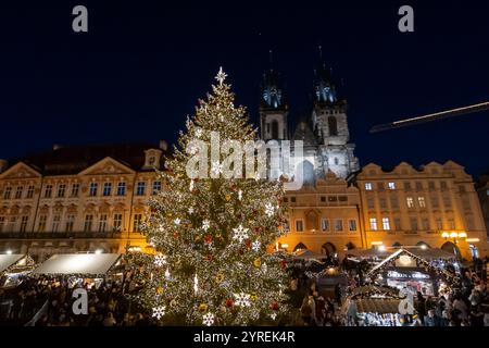 Prag, Tschechische Republik. Dezember 2024. Blick auf einen beleuchteten Weihnachtsbaum auf dem traditionellen Weihnachtsmarkt auf dem Altstädter Ring in Prag. (Foto: Tomas Tkacik/SOPA Images/SIPA USA) Credit: SIPA USA/Alamy Live News Stockfoto