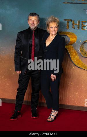 Andy Serkis und Lorraine Ashbourne kommen bei „The Lord of the Rings: The war of the Rohirrim“ an Stockfoto