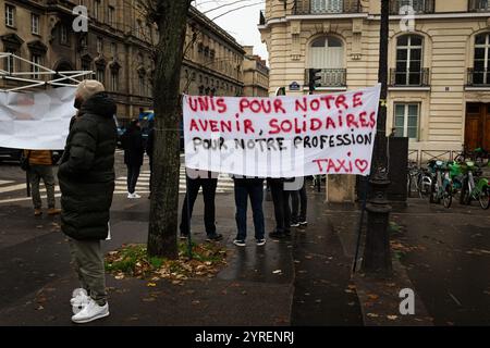 Paris, Frankreich. Dezember 2024. Ein Banner mit der Aufschrift "vereint für unsere Zukunft, Solidarität für unseren Beruf", das während der Demonstration der französischen Taxifahrer zu sehen war. Am zweiten Tag der Demonstrationen von Taxifahrern in Frankreich blockierten Dutzende von Fahrzeugen die Straßen in der Nähe der Nationalversammlung, um an der Esplanade des Invalides in Paris zu protestieren. Die Arbeiter fordern die Aufgabe der Maßnahmen, die den Taxi-Transport für die Patienten bedrohen, bekämpfen den illegalen Wettbewerb, fördern Taxis als einen wesentlichen öffentlichen Dienst. (Foto: Telmo Pinto/SOPA Images/SIPA USA) Credit: SIPA USA/Alamy Live News Stockfoto