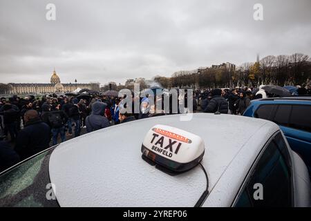 Paris, Frankreich. Dezember 2024. Ein Taxi, das mitten auf einer Straße gesehen wird, wo Fahrer während der Demonstration der französischen Taxifahrer protestieren. Am zweiten Tag der Demonstrationen von Taxifahrern in Frankreich blockierten Dutzende von Fahrzeugen die Straßen in der Nähe der Nationalversammlung, um an der Esplanade des Invalides in Paris zu protestieren. Die Arbeiter fordern die Aufgabe der Maßnahmen, die den Taxi-Transport für die Patienten bedrohen, bekämpfen den illegalen Wettbewerb, fördern Taxis als einen wesentlichen öffentlichen Dienst. (Foto: Telmo Pinto/SOPA Images/SIPA USA) Credit: SIPA USA/Alamy Live News Stockfoto