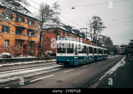 Ein malerischer Blick auf Zürichs Straßen mit dem Fluss, berühmten Wahrzeichen und Kirchen, die den Charme der Stadt einfangen. Stockfoto