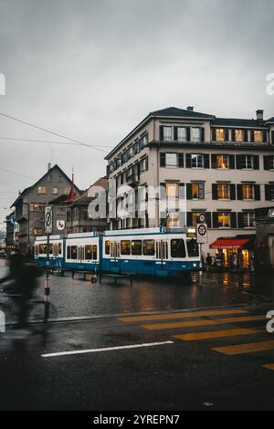 Ein malerischer Blick auf Zürichs Straßen mit dem Fluss, berühmten Wahrzeichen und Kirchen, die den Charme der Stadt einfangen. Stockfoto