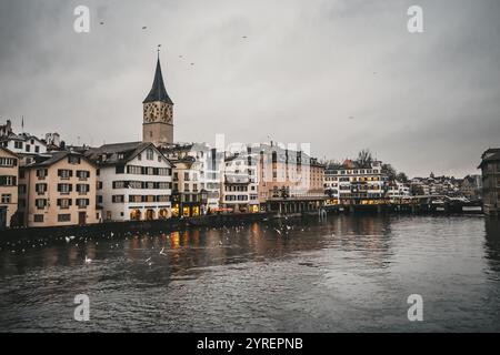 Ein malerischer Blick auf Zürichs Straßen mit dem Fluss, berühmten Wahrzeichen und Kirchen, die den Charme der Stadt einfangen. Stockfoto