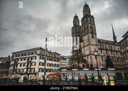 Ein malerischer Blick auf Zürichs Straßen mit dem Fluss, berühmten Wahrzeichen und Kirchen, die den Charme der Stadt einfangen. Stockfoto