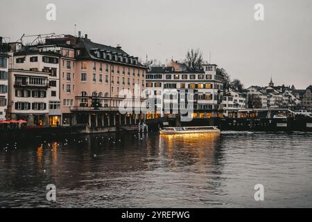 Ein malerischer Blick auf Zürichs Straßen mit dem Fluss, berühmten Wahrzeichen und Kirchen, die den Charme der Stadt einfangen. Stockfoto