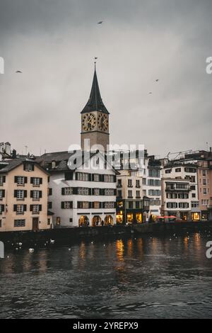 Ein malerischer Blick auf Zürichs Straßen mit dem Fluss, berühmten Wahrzeichen und Kirchen, die den Charme der Stadt einfangen. Stockfoto