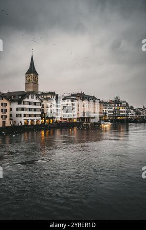 Ein malerischer Blick auf Zürichs Straßen mit dem Fluss, berühmten Wahrzeichen und Kirchen, die den Charme der Stadt einfangen. Stockfoto