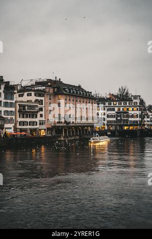 Ein malerischer Blick auf Zürichs Straßen mit dem Fluss, berühmten Wahrzeichen und Kirchen, die den Charme der Stadt einfangen. Stockfoto