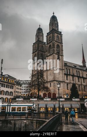 Ein malerischer Blick auf Zürichs Straßen mit dem Fluss, berühmten Wahrzeichen und Kirchen, die den Charme der Stadt einfangen. Stockfoto