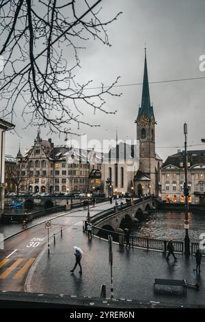 Ein malerischer Blick auf Zürichs Straßen mit dem Fluss, berühmten Wahrzeichen und Kirchen, die den Charme der Stadt einfangen. Stockfoto