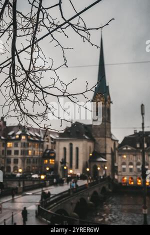 Ein malerischer Blick auf Zürichs Straßen mit dem Fluss, berühmten Wahrzeichen und Kirchen, die den Charme der Stadt einfangen. Stockfoto