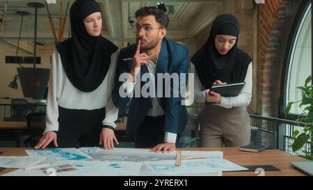 Arabisch-muslimische Teamkollegen Geschäftspartner Geschäftsmann Geschäftsfrau Büroingenieure Baumeister Designer Architekten Mann Boss und Frauen im Hijab Stockfoto